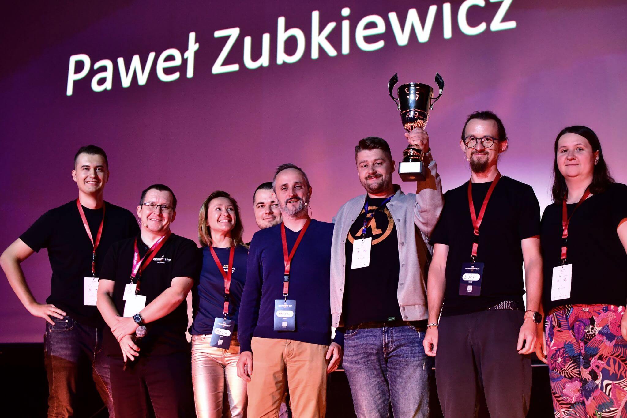 Paweł Zubkiewicz z pucharem Speaker of the Year 2025