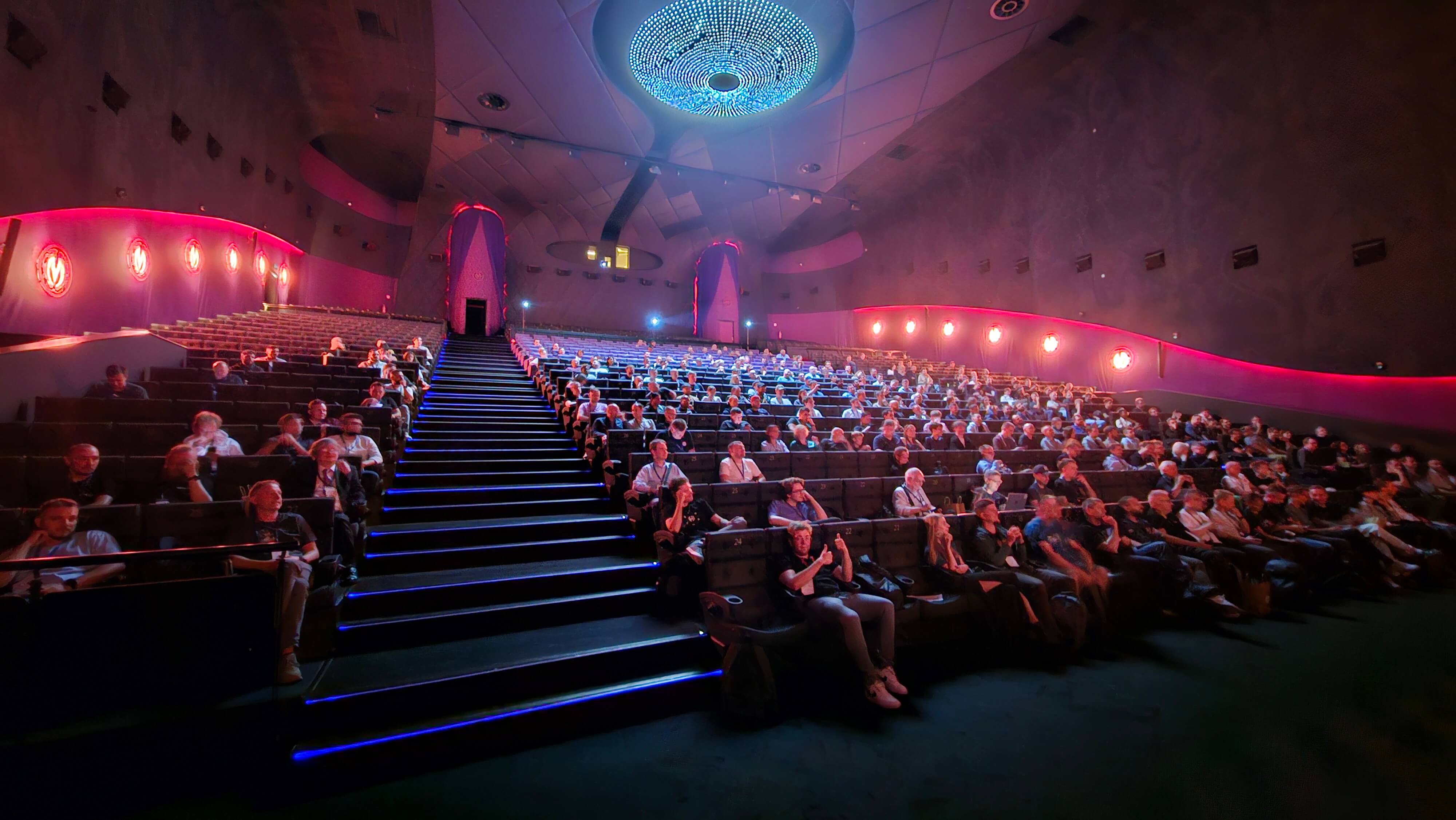 Duża sala kinowa Multikina Złote Tarasy podczas AWS Community Day Poland 2025