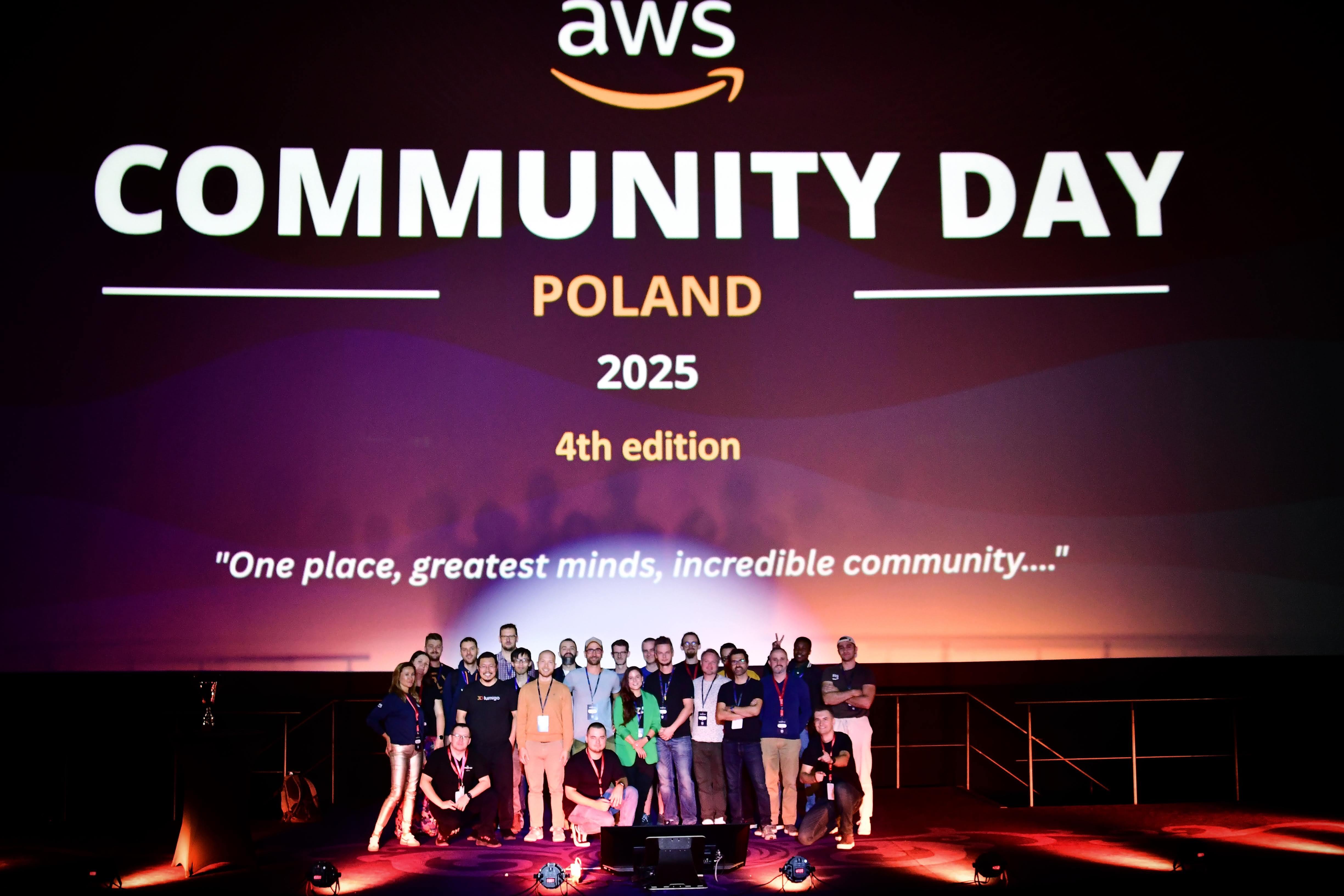 Uczestnicy i organizatorzy AWS Community Day Poland 2025 na scenie